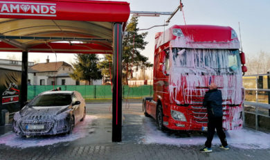 Mytí osobního a nákladního vozu aktivní pěnou v samoobslužné myčce Diamonds v Nymburce.