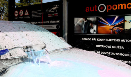 Mytí osobního vozu aktivní pěnou v bezkontaktní myčce Diamonds v Nymburce.