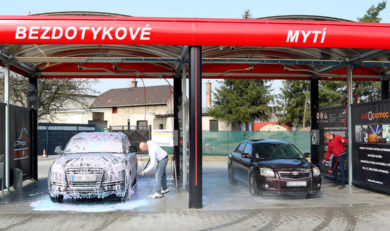 Mytí aut v boxech v bezkontaktní automyčce Diamonds v Nymburce.