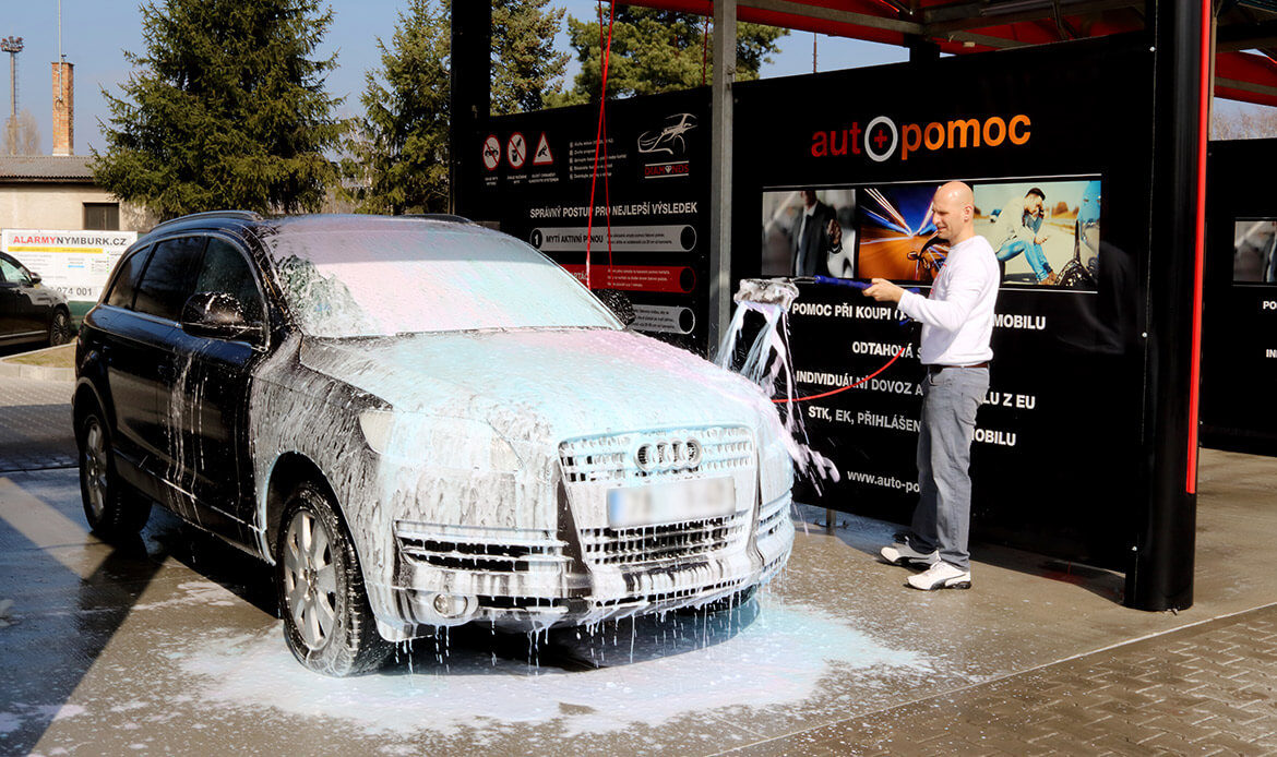 Mytí SUV aktivní pěnou v samoobslužné myčce Diamonds v Nymburce.