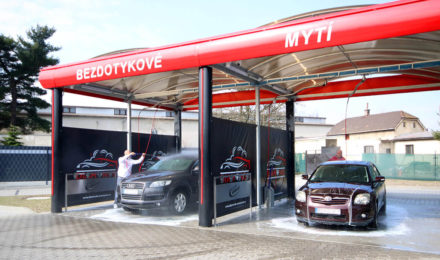 Mytí aut v bezkontaktní automyčce Diamonds v Nymburce.